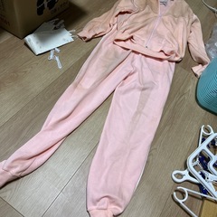 ピンクのジャージ上下セットの画像