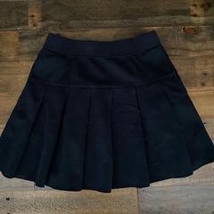 〈ユニクロ〉グレー＆黒プリーツスカート140の画像