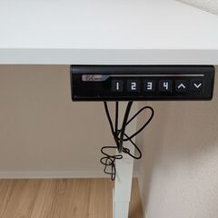 [ほぼ未使用] 昇降デスク【幅140 x 奥行き70 x 高さ72-118cm】(ホワイト)の画像