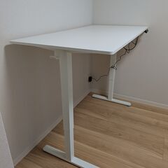 [ほぼ未使用] 昇降デスク【幅140 x 奥行き70 x 高さ72-118cm】(ホワイト)の画像