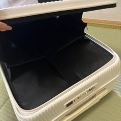 白　キャリーケース　機内持ち込みサイズの画像