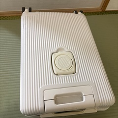 白　キャリーケース　機内持ち込みサイズの画像
