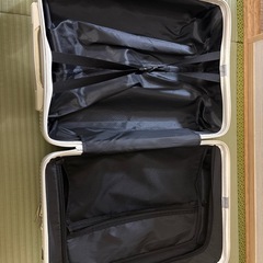 白　キャリーケース　機内持ち込みサイズの画像