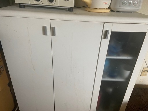 食器棚、トースター、電子レンジ、炊飯器