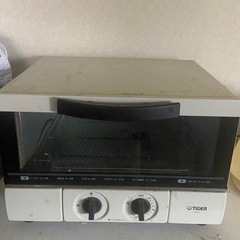 食器棚、トースター、電子レンジ、炊飯器の画像