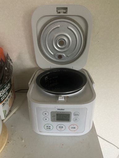 食器棚、トースター、電子レンジ、炊飯器