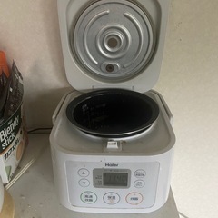食器棚、トースター、電子レンジ、炊飯器の画像