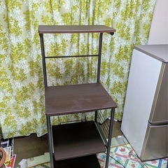 冷蔵庫とラックのセットの画像