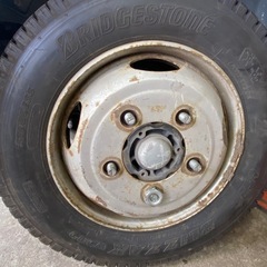 値下げ❗️トヨタダイナ　デュトロホイール付き　　ブリヂストンスタッドレス205/70R17.5 115/113 W989の画像
