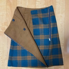 青と茶色のチェック柄リバーシブルタイトスカートの画像