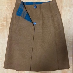 青と茶色のチェック柄リバーシブルタイトスカートの画像