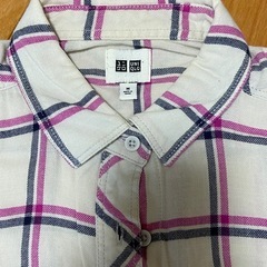UNIQLOチェック柄長袖シャツ サイズMレディースの画像