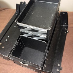 メイク用品や小物入れの黒のカバンの画像