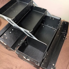 メイク用品や小物入れの黒のカバンの画像