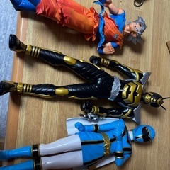 フィギュアや遊戯王カードの画像