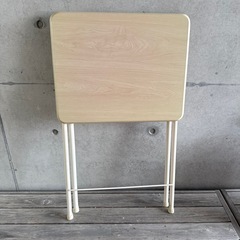 折りたたみ式テーブルの画像