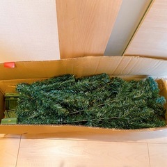 クリスマスツリー（電飾、オーナメント付き）の画像