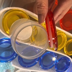 蓋付きビン、色砂、ビー玉、貝殻　の画像