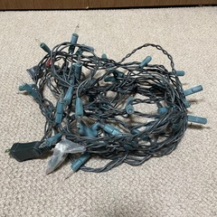 小さいクリスマスツリーと電飾の画像