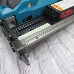 マキタ makita PT354D 充電式ピンタッカ 中古美品 バッテリ10.8V 1.5Ah一個/充電器 【ハンズクラフト宜野湾店】の画像