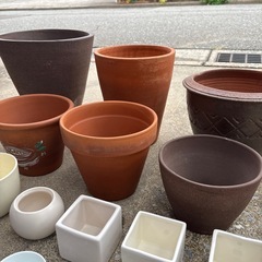 いろいろな植木鉢・花瓶・受け皿の画像