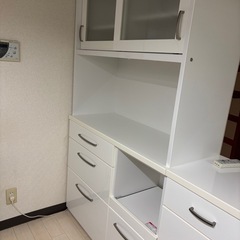 食器棚とカウンターの画像