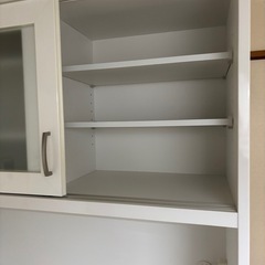 食器棚とカウンターの画像