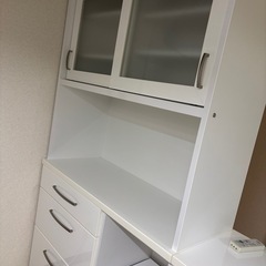 食器棚とカウンターの画像