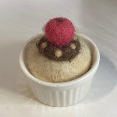 羊毛フェルトのピンクッション ココット皿入り　needle felting pin cusion cupcake w/soufflé ceramic cupの画像