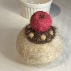 羊毛フェルトのピンクッション ココット皿入り　needle felting pin cusion cupcake w/soufflé ceramic cupの画像