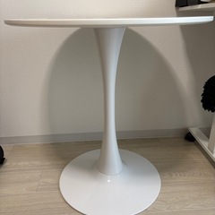 丸テーブルの画像