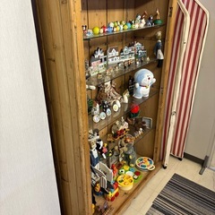 アンティーク飾り棚の画像