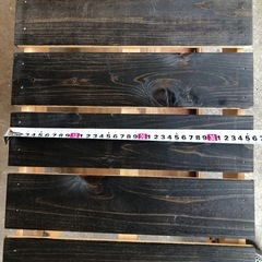 木製の縁側調の椅子の画像