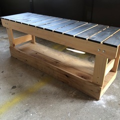 木製の縁側調の椅子の画像