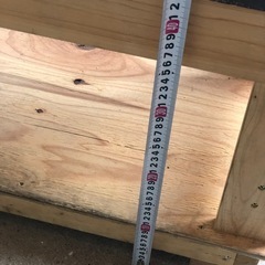 木製の縁側調の椅子の画像