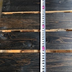 木製の縁側調の椅子の画像