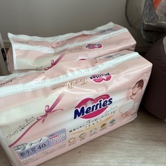 ベビー用品セット 授乳クッション／防寒ケープ／おむつ替えシート／オムツ（Merries）の画像