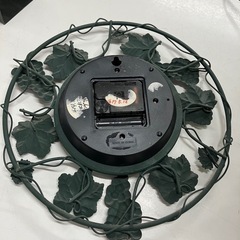 ロ 2510-619 QUARTZ 掛け時計 ぶどうモチーフ 動作確認済み キズ 汚れあり シール残りありの画像