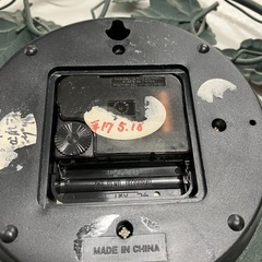 ロ 2510-619 QUARTZ 掛け時計 ぶどうモチーフ 動作確認済み キズ 汚れあり シール残りありの画像
