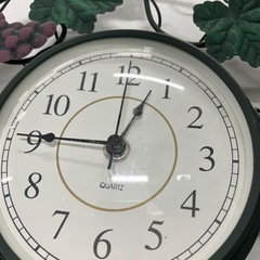 ロ 2510-619 QUARTZ 掛け時計 ぶどうモチーフ 動作確認済み キズ 汚れあり シール残りありの画像