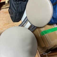 2脚ニトリ丸椅子の画像