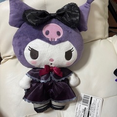 サンリオの人気キャラクター「クロミ」のぬいぐるみです💜 Kawaii闇（やみ）シリーズの限定プライズで、黒リボン＆ドレス姿がとっても可愛いです🎀の画像