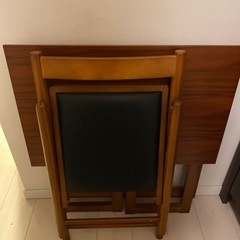 テーブルと椅子の画像