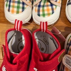 新品タグ付き　子どもスニーカーの画像