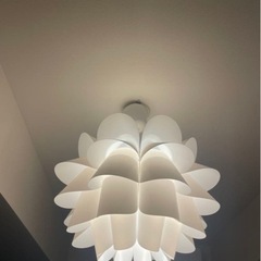 IKEA ホワイト フラワー形状 ペンダントライト　イケア　電球付きの画像