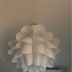 IKEA ホワイト フラワー形状 ペンダントライト　イケア　電球付きの画像