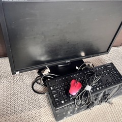 パソコンモニター24インチとキーボードとマウスの画像