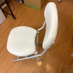折りたたみ椅子の画像