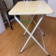 折りたたみテーブルの画像