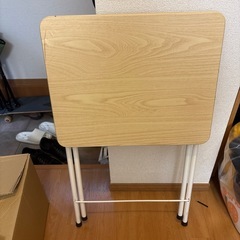 折りたたみテーブルの画像